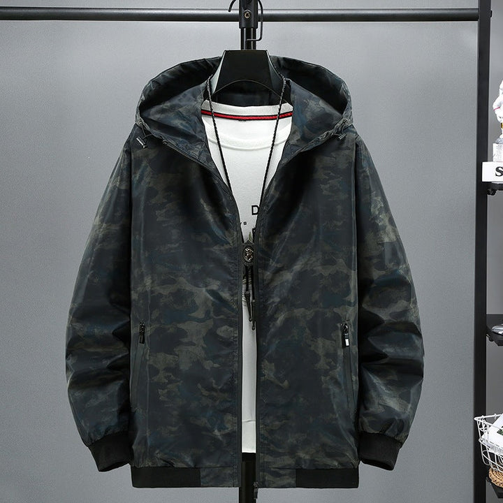 Mann trägt lässige Herren Camouflage Kapuzenjacke, perfekt für den urbanen Alltag und Freizeit.