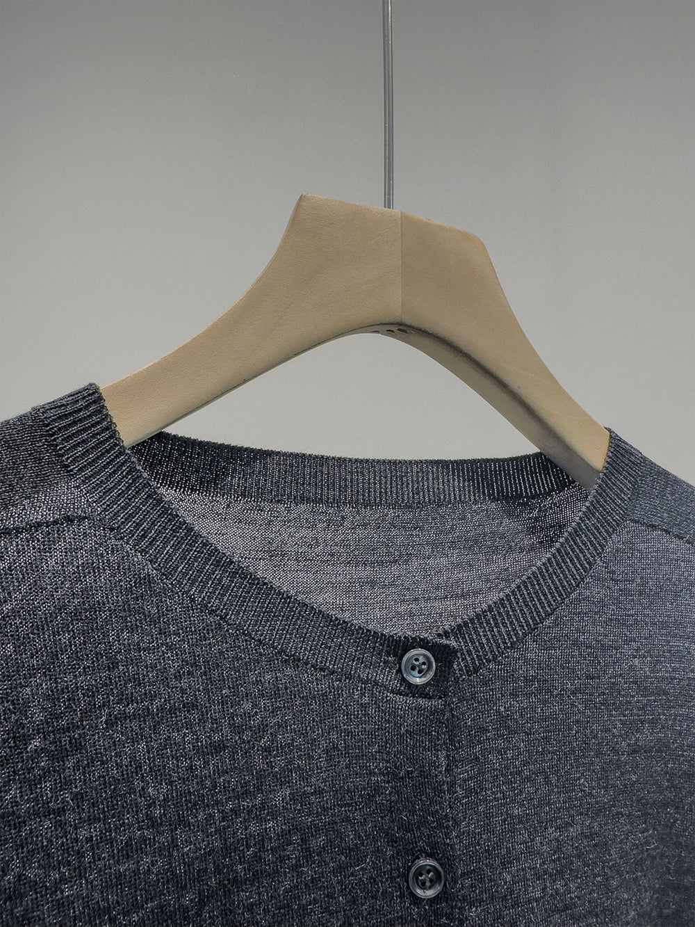 Zeitloser Damen Strickcardigan mit Knöpfen, langarm & komfortabel. Elegante Strickjacke für Büro & Freizeit.