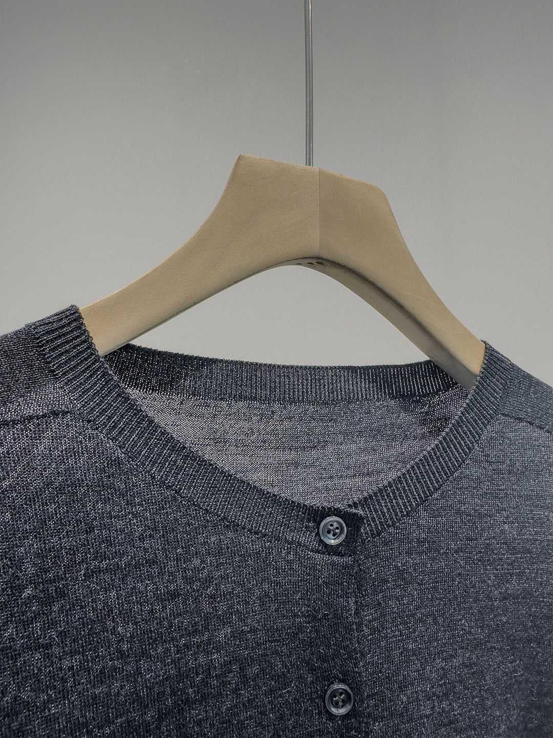 Zeitloser Damen Strickcardigan mit Knöpfen, langarm & komfortabel. Elegante Strickjacke für Büro & Freizeit.