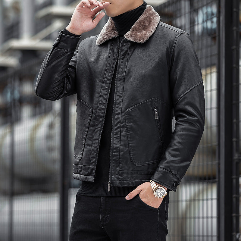 Stilvoller Herrenblouson mit warmem Teddykragen. Ideal als Übergangsjacke oder Winterjacke für ein Männeroutfit.