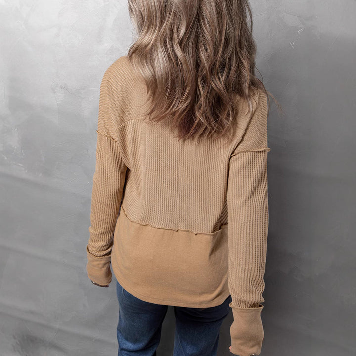 Model trägt lässigen Damen Oversize-Pullover mit Waffle-Struktur und tiefem V-Ausschnitt.