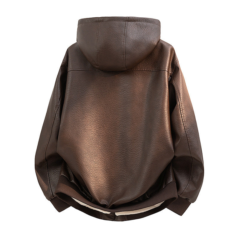 Detailansicht der warmen Kapuze einer Herren Winterjacke. Bequeme, gefütterte Kapuzenjacke für Herren.