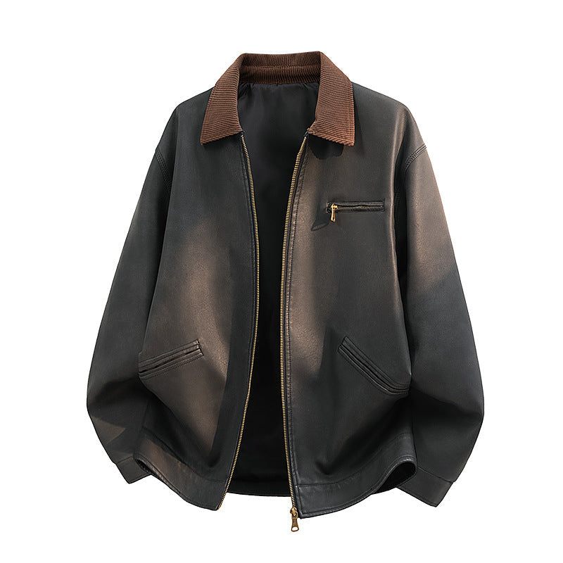 Mann trägt eine dunkelblaue, lässige Herren-Stehkragenjacke mit Seitentaschen, perfekt für den Herbst.