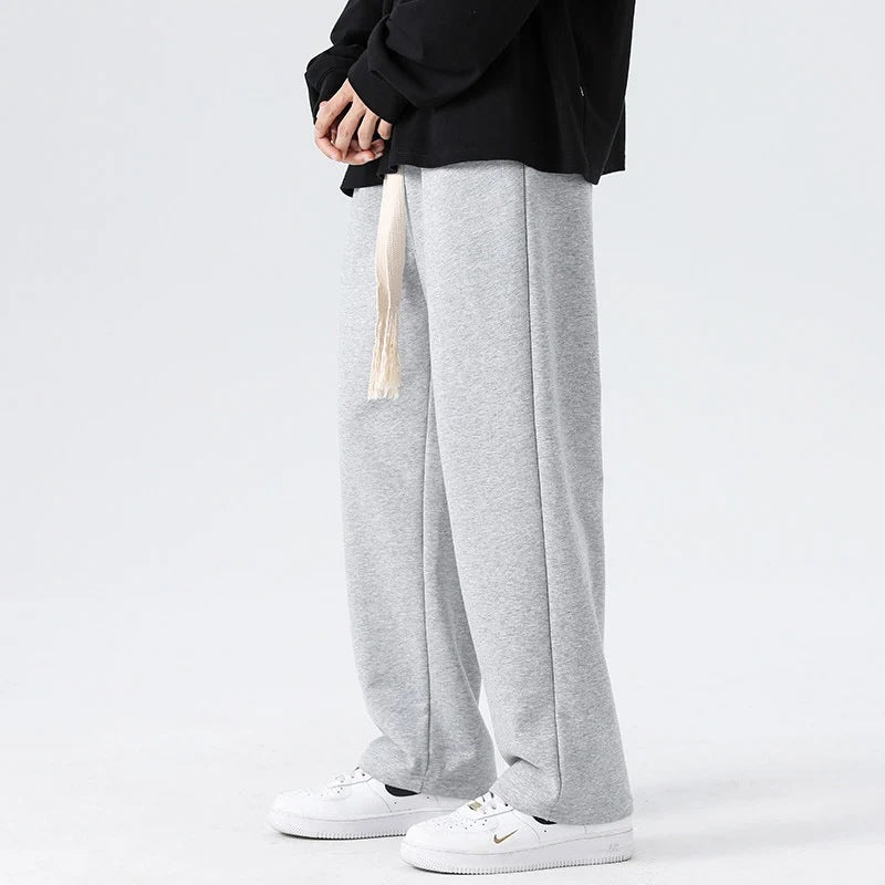 Mann trägt lässige graue Herrenhose, perfekt für entspannte Freizeitmomente.