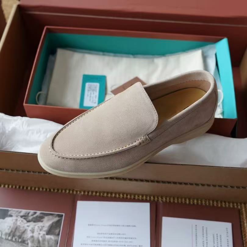 Seitliche Ansicht stilvoller Herren Mokassins, Businessschuhe mit flacher Sohle für optimalen Komfort.