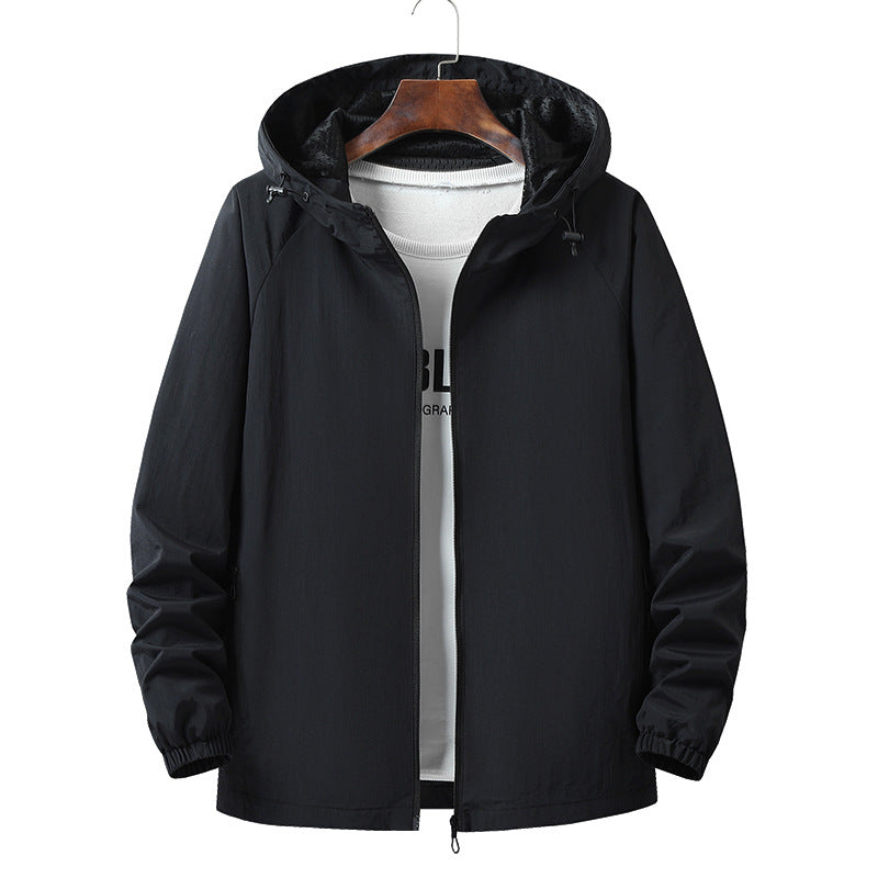 Funktionale Herren Allwetterjacke mit Kapuze, wind- & wasserabweisend, perfekt für Outdoor-Abenteuer.