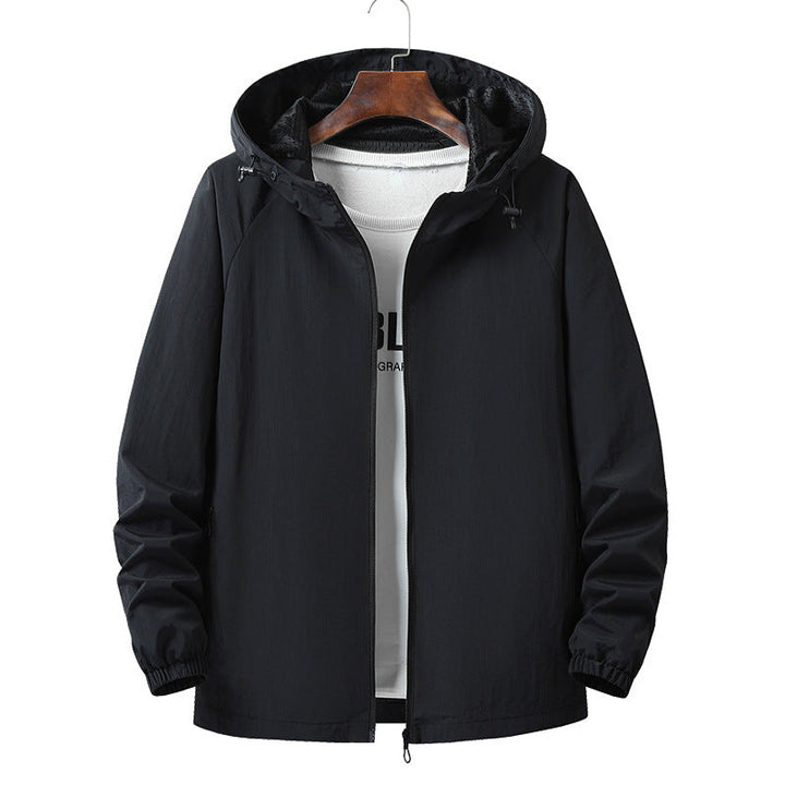 Funktionale Herren Allwetterjacke mit Kapuze, wind- & wasserabweisend, perfekt für Outdoor-Abenteuer.
