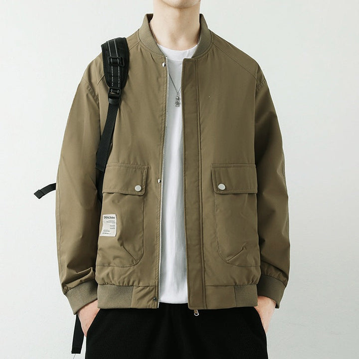 Detailaufnahme der strapazierfähigen Herren Utilityjacke. Bequeme Freizeitjacke mit Stehkragen.