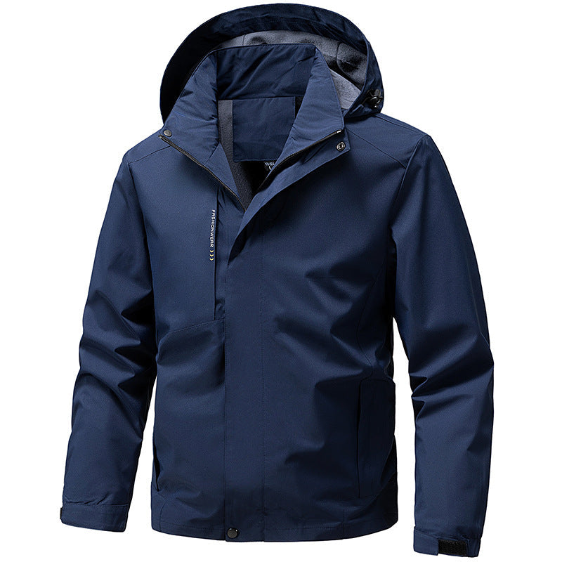 Rückansicht der Herren Wanderjacke. Ergonomischer Schnitt, abnehmbare Kapuze für optimale Bewegungsfreiheit.