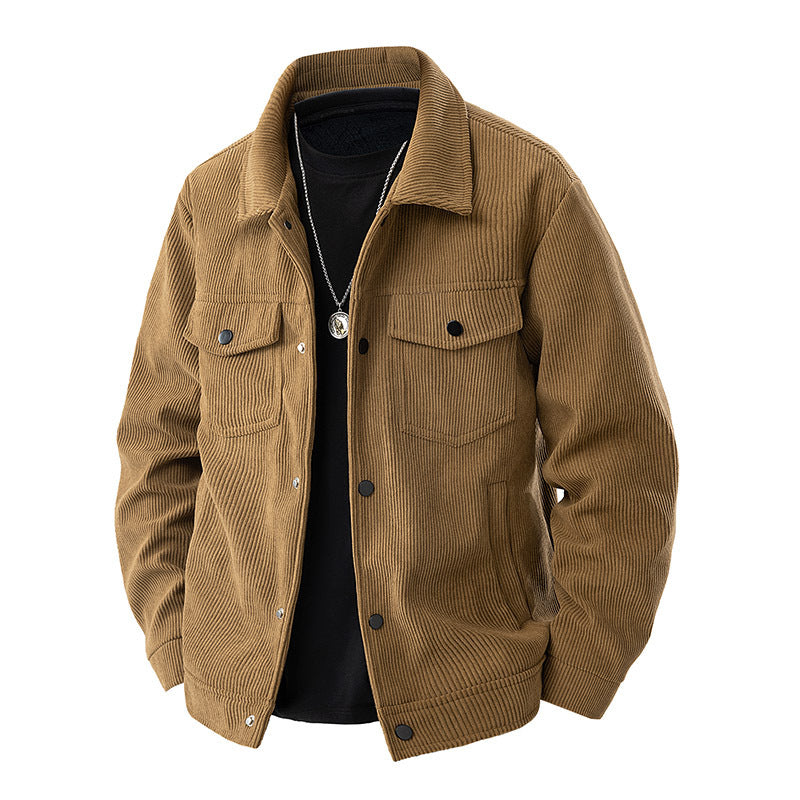Moderner Mann trägt dunkelblaue Übergangsjacke, stilvolle Casual Herrenmode für Frühling/Herbst.