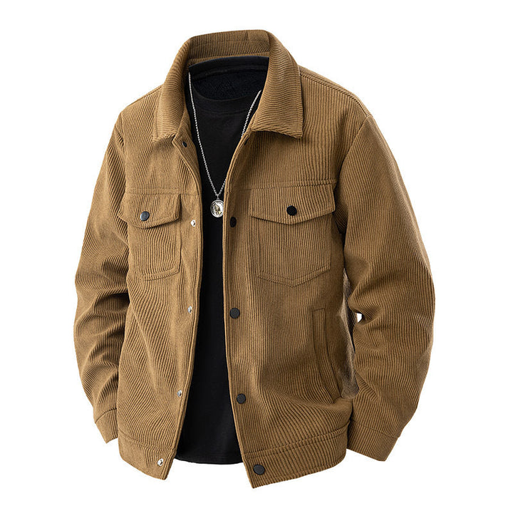 Moderner Mann trägt dunkelblaue Übergangsjacke, stilvolle Casual Herrenmode für Frühling/Herbst.