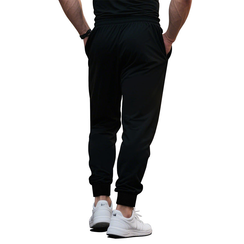 Stylische schwarze Herren Sporthose, perfekter Look für Training oder entspannte Freizeitmomente.