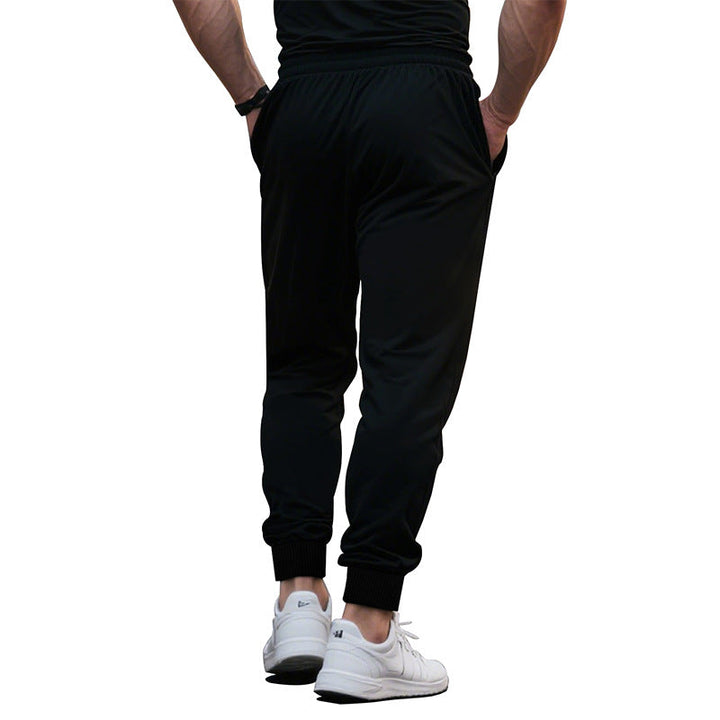 Stylische schwarze Herren Sporthose, perfekter Look für Training oder entspannte Freizeitmomente.