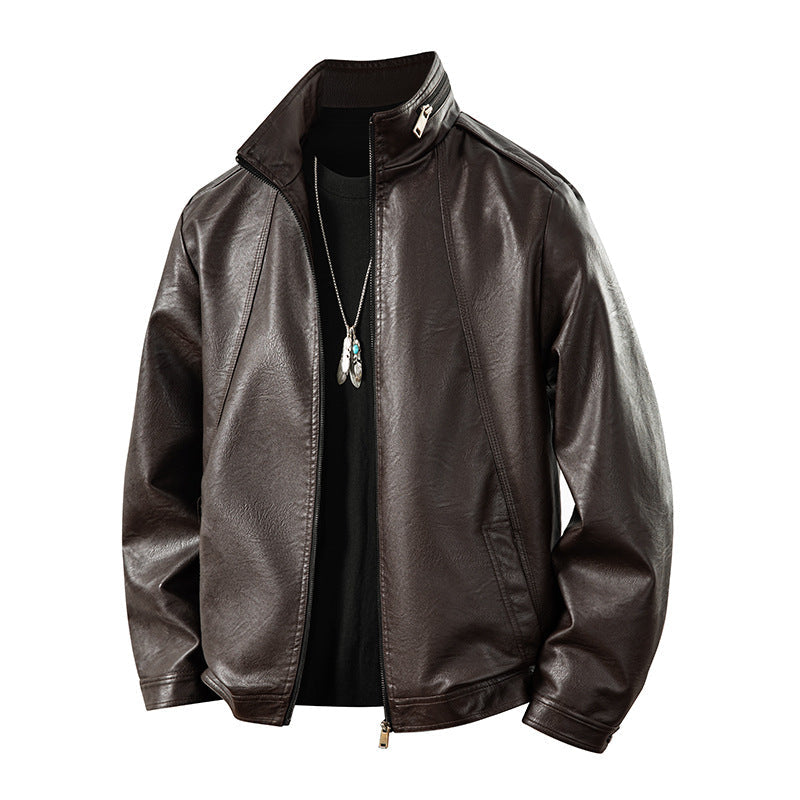 Nahaufnahme einer sportlichen Herrenjacke im Leder-Look, zeigt die robuste Textur des Materials. Modisch & bequem.