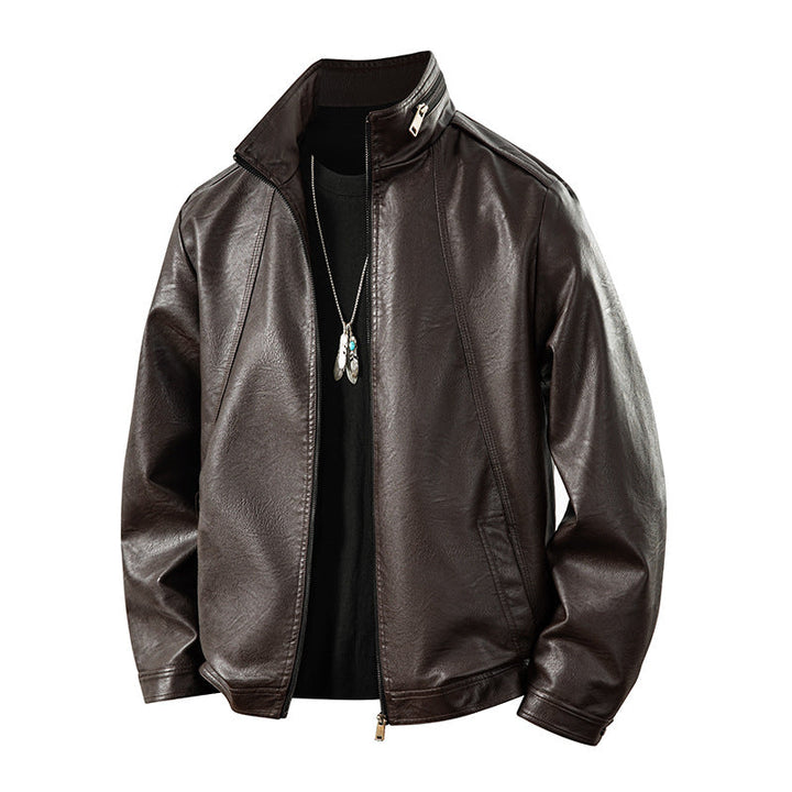 Nahaufnahme einer sportlichen Herrenjacke im Leder-Look, zeigt die robuste Textur des Materials. Modisch & bequem.