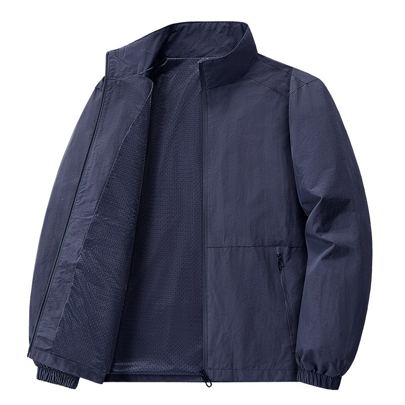Atmungsaktive Herren Frühjahrsjacke, leicht, mit schmalem Kragen. Ideal für aktive Männer im Alltag.