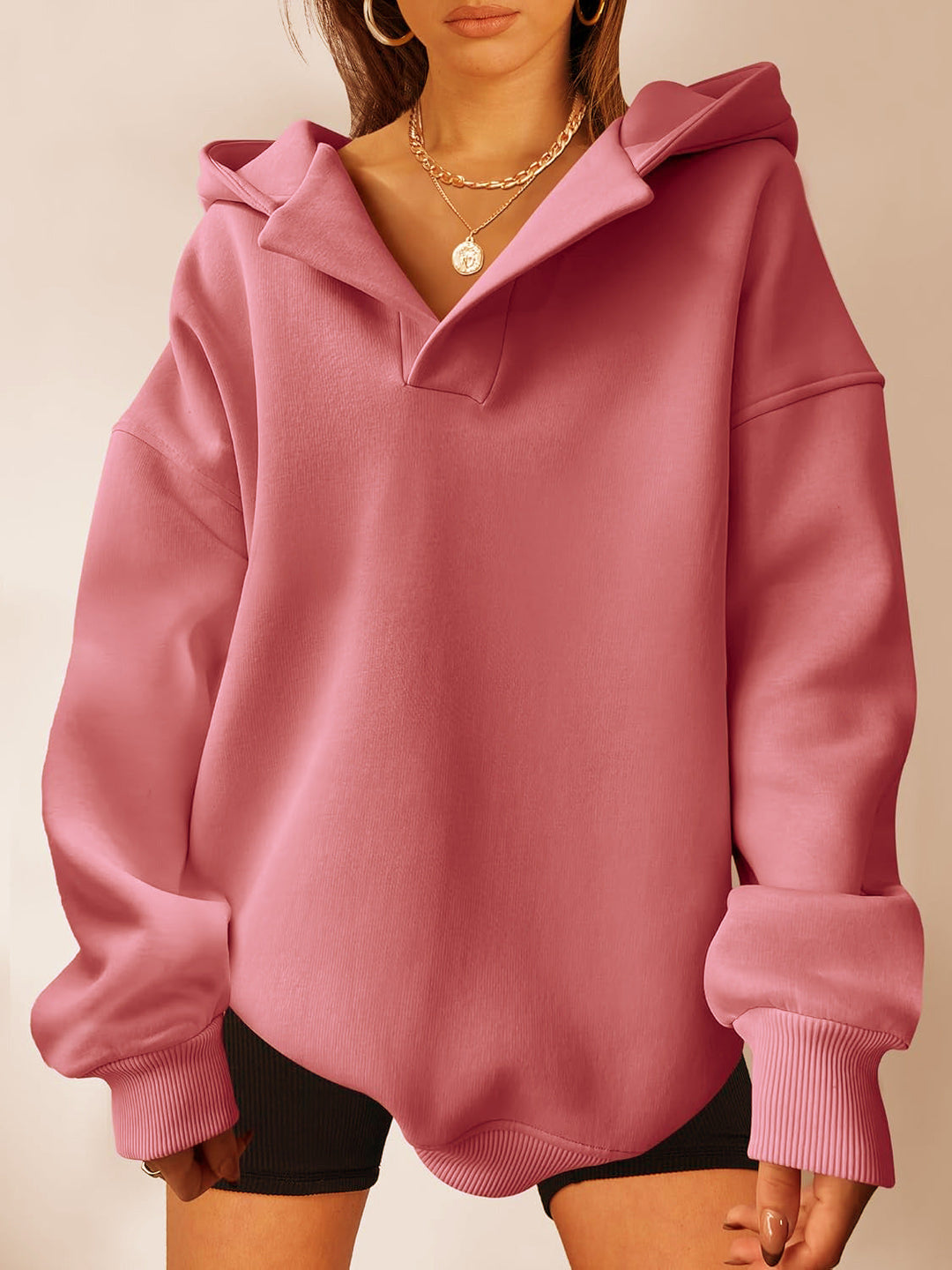 Stylischer Damen Kapuzenpullover, Oversize, mit markantem V-Ausschnitt und gerippten Ärmeln. Streetwear.