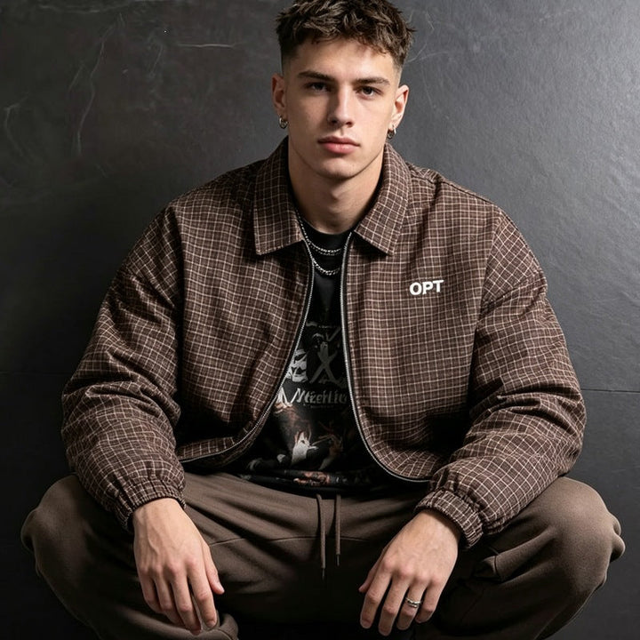 Moderne Herrenmode: Karierte Utility-Jacke als bequeme Outdoorjacke & stilvolle Übergangsjacke für Männer.