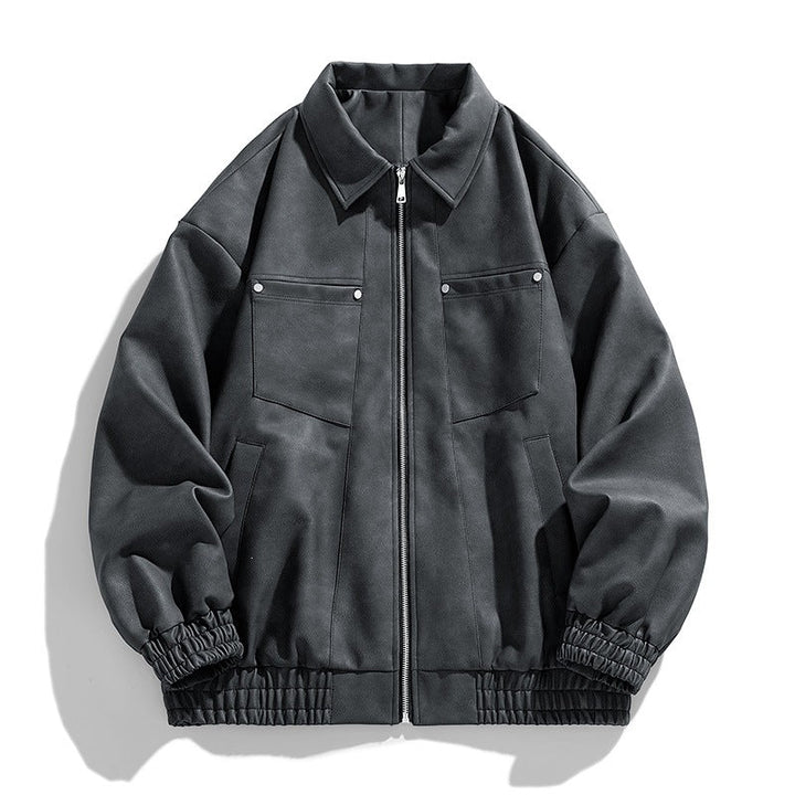 Bequeme Herren Übergangsjacke, Frontansicht: schlanker Schnitt, praktischer Stehkragen und gut platzierte Taschen.