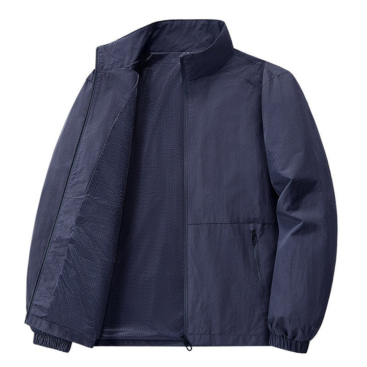 Moderne Herren Outdoorjacke, leicht, schmaler Kragen. Für sportliche Freizeit & Alltag geeignet.