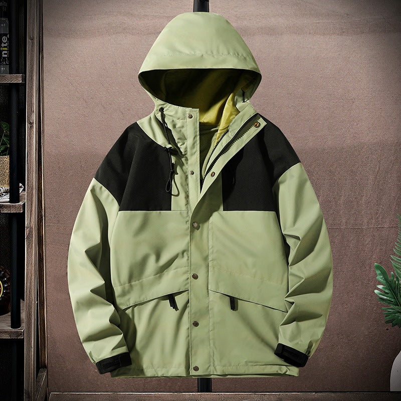 Praktische Herren Kapuzenjacke, robust und funktional, für alle Outdoor- und Freizeitaktivitäten.