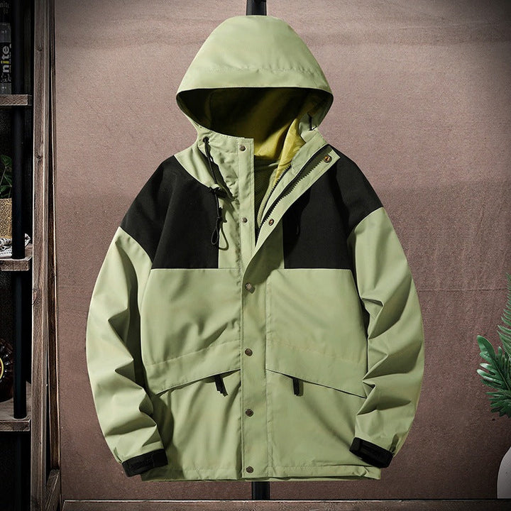Praktische Herren Kapuzenjacke, robust und funktional, für alle Outdoor- und Freizeitaktivitäten.
