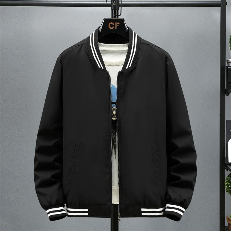 Mann trägt modische Herren Bomberjacke mit Kontraststreifen. Perfekte Freizeitjacke für sportliche Streetwear-Looks im Frühling.