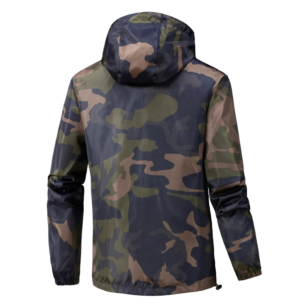 Stilvolle Herren-Kapuzenjacke in Camouflage, leicht & funktional, ideal für Streetwear und Alltag.