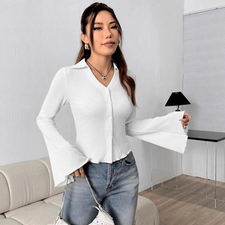 Moderner Damen Oberteil Cardigan aus Rippstrick, mit Hemdkragen und auffälligen Trompetenärmeln. Ideal für Herbst.
