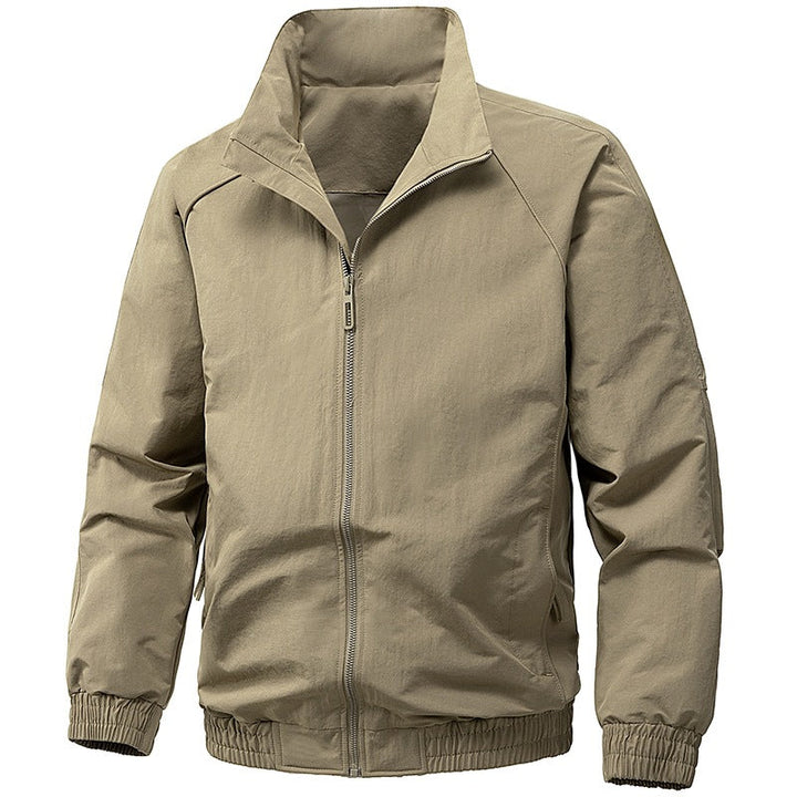 Wetterfeste Herren-Sportjacke, leicht und komfortabel. Dein idealer Begleiter für alle Abenteuer.