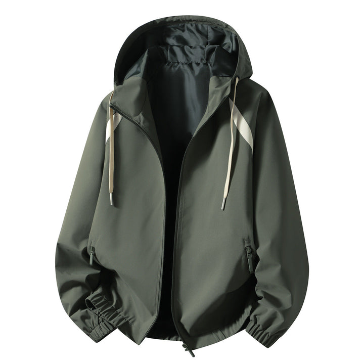 Detail Kapuze & Reißverschluss der leichten, winddichten Herren-Übergangsjacke. Wetterfeste Outdoorjacke, bequem.