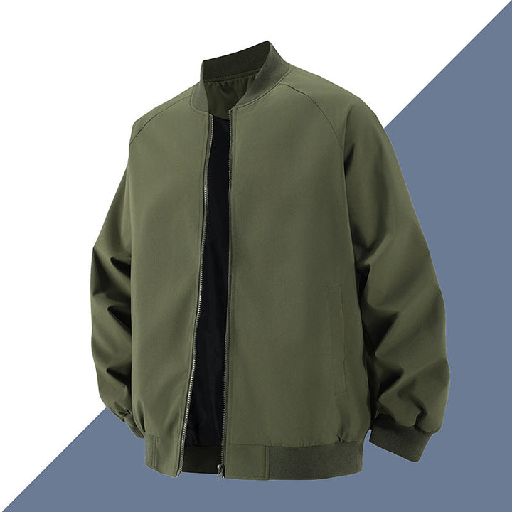 Moderne Herren Bomberjacke in Dunkelgrün. Stilvolle, lässige Jacke für Frühling, Herbst und den täglichen Gebrauch.