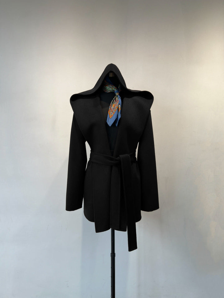 Eleganter Oversize Damen Wickelmantel mit Kapuze in Schwarz. Stilvoller Wintermantel für Frauen.