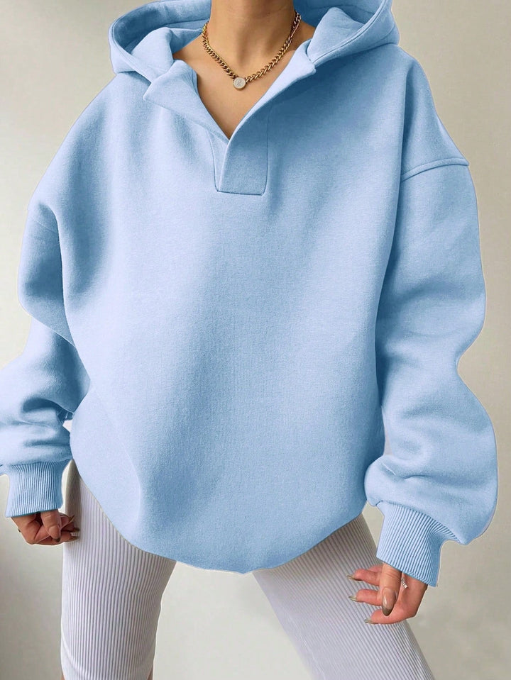 Winterlicher Damen Kapuzenpullover, Oversize, mit V-Ausschnitt und Rippbündchen. Warm und stilvoll.