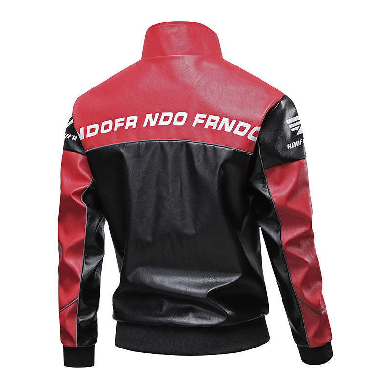 Detailansicht der sportlichen Herrenjacke: Robuste Bikerjacke mit Reißverschlusstaschen und Stehkragen für Männer.