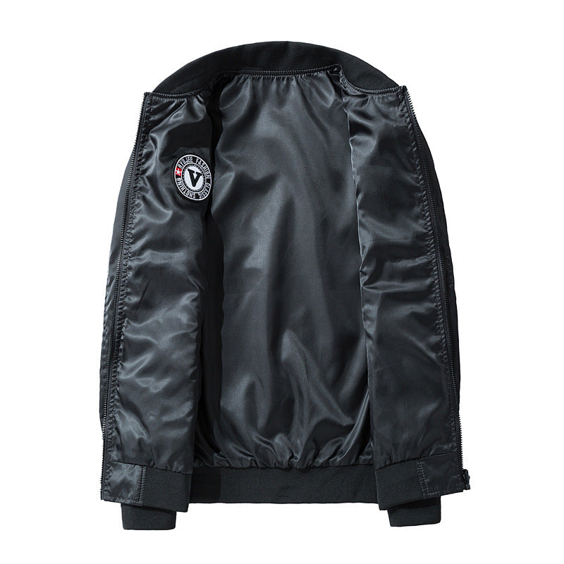 Klassische Herren Bomberjacke in Olivgrün, mit Taschen und Reißverschluss. Bequeme und stylische Übergangsjacke.