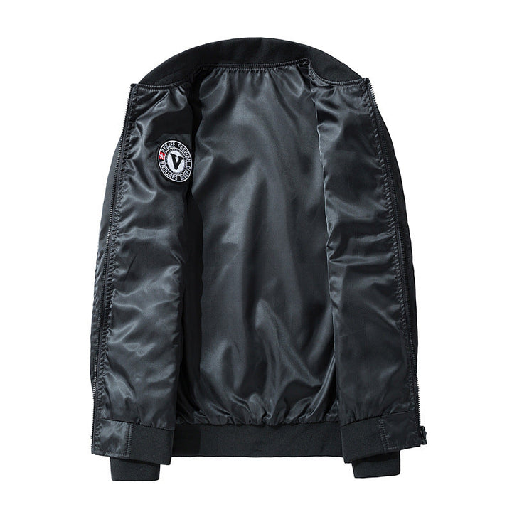 Klassische Herren Bomberjacke in Olivgrün, mit Taschen und Reißverschluss. Bequeme und stylische Übergangsjacke.