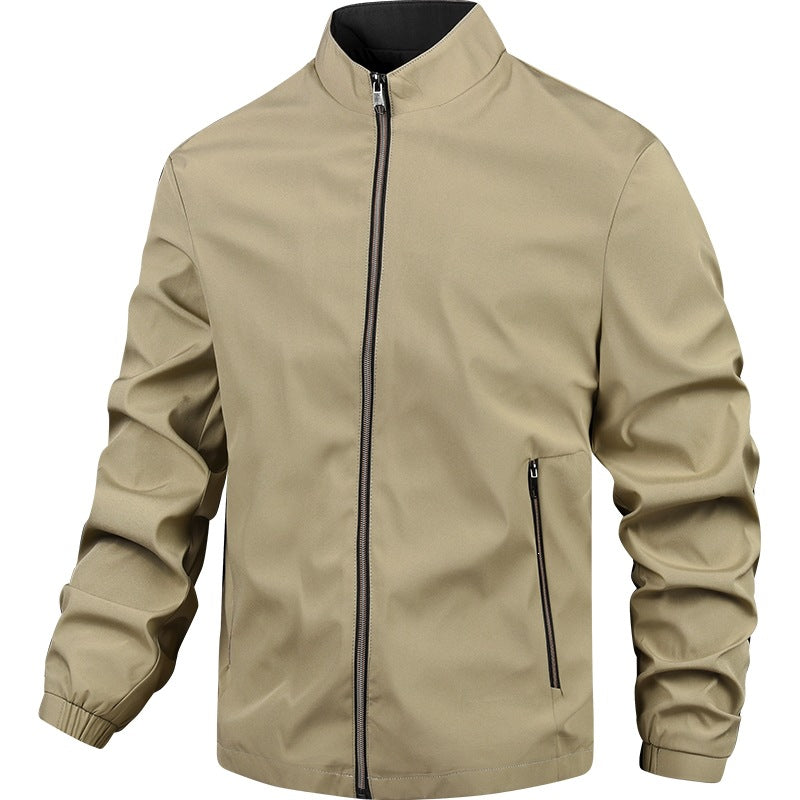 Detailaufnahme des Hochkragens einer schwarzen Herren Leichte Übergangsjacke, winddicht & funktional.
