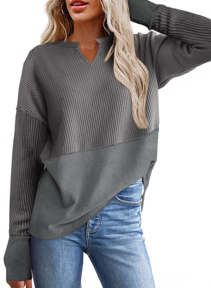 Lässiger Damenpullover mit Oversize-Passform, Waffle-Struktur, V-Ausschnitt für entspannte Herbst-Looks.