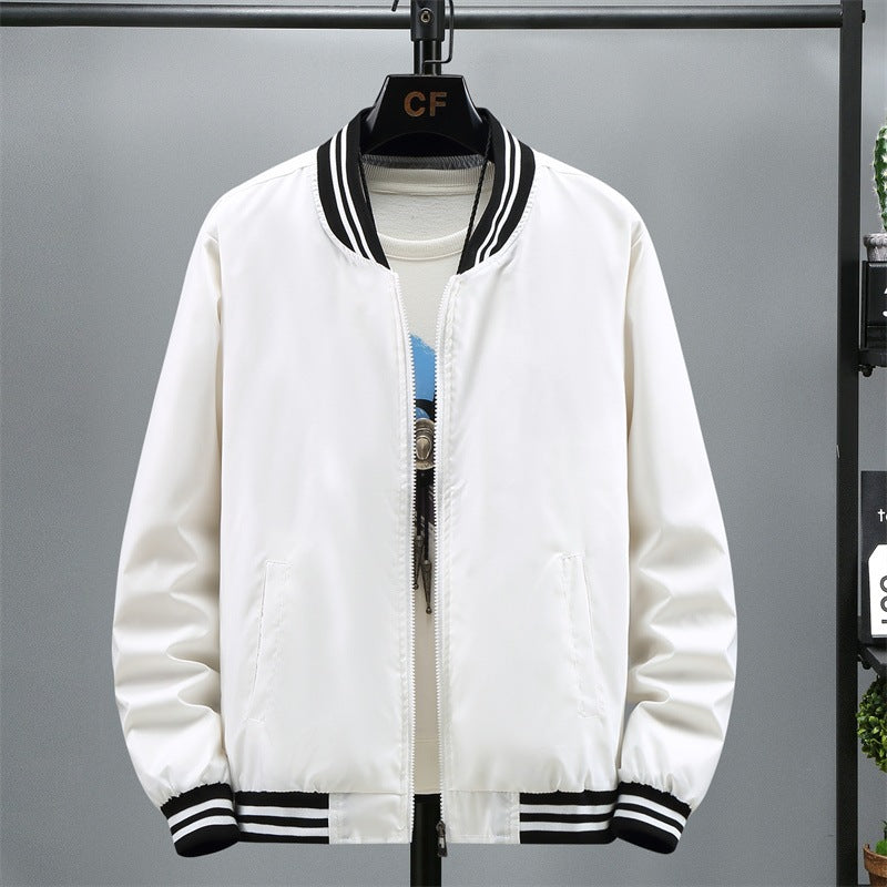 Modische Herren Bomberjacke mit markanten Kontraststreifen. Ideal als Übergangsjacke für Frühling & Herbst, Streetwear-Stil.