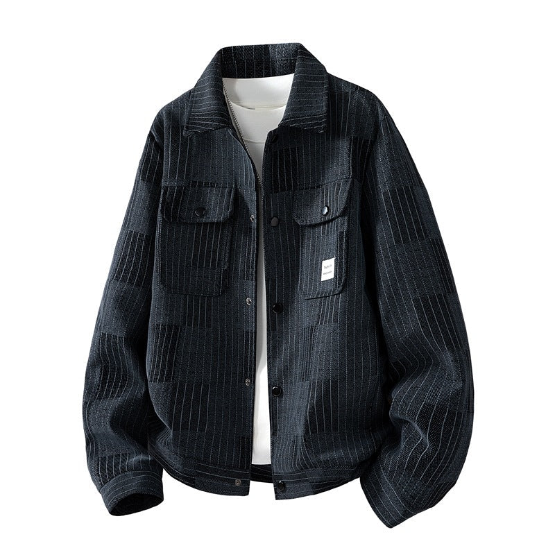 Trendige Herren Übergangsjacke mit Brusttaschen. Vielseitige Freizeit-Oberbekleidung für stilbewusste Männer.