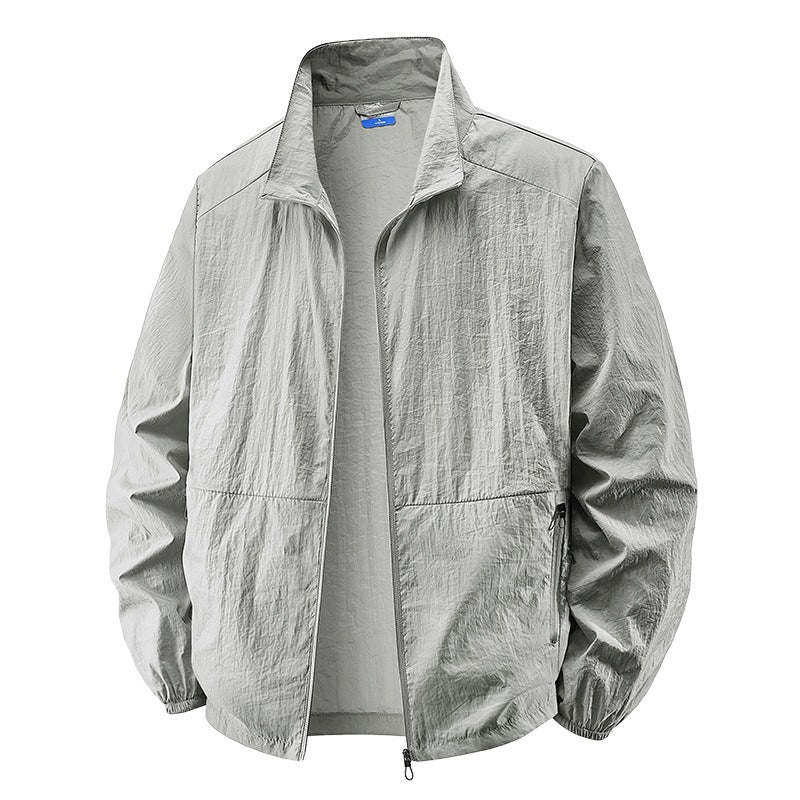 Grüne leichte Windbreaker Jacke für Männer. Winddicht & wasserabweisend, ideal für Aktivkleidung.