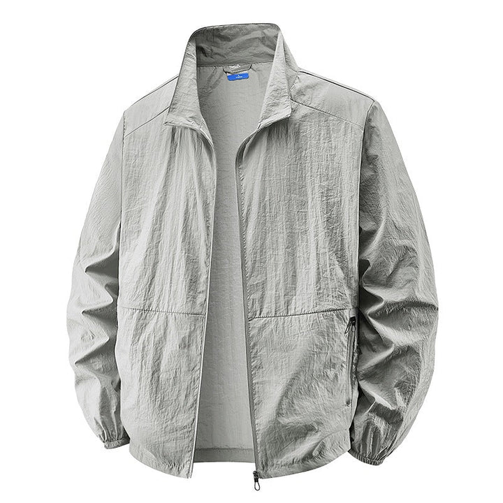 Grüne leichte Windbreaker Jacke für Männer. Winddicht & wasserabweisend, ideal für Aktivkleidung.
