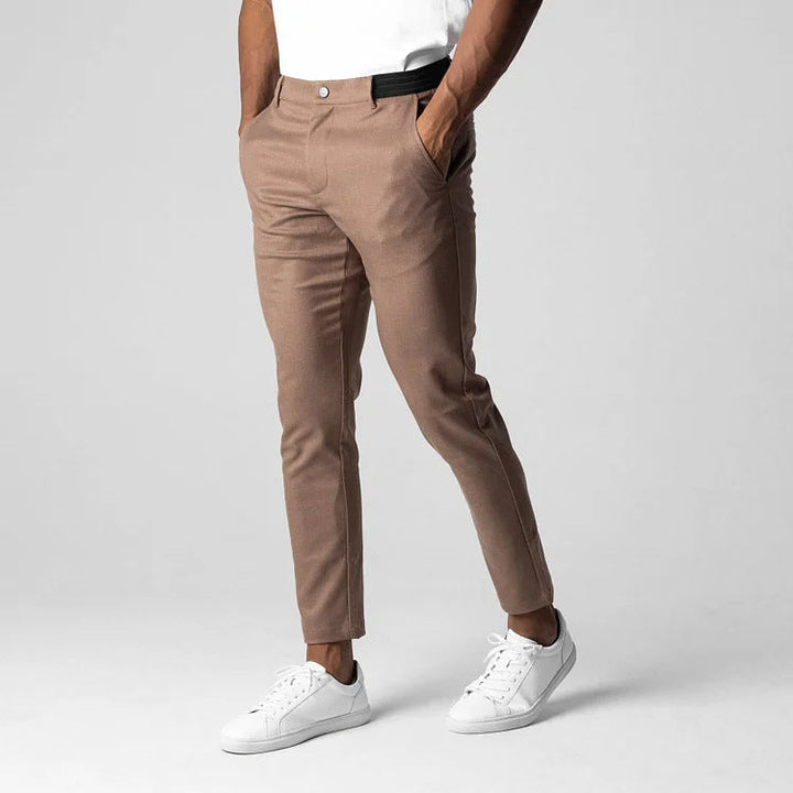 Vielseitige Herren Chino Tapered Fit in Braun, ideal als Business- oder Freizeithose.