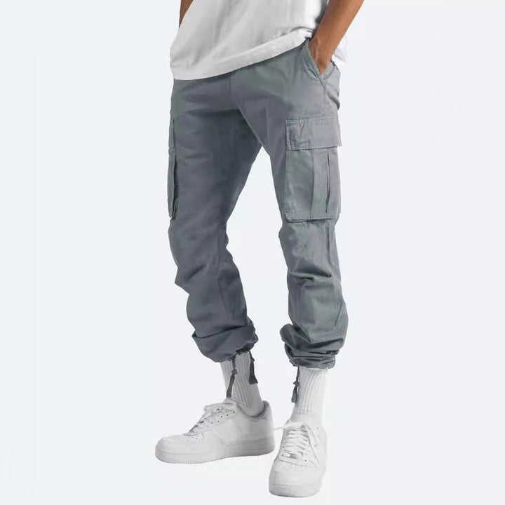 Moderne Outdoorhose für Männer, Grau, aus strapazierfähigem Stoff, mit diversen praktischen Taschen.