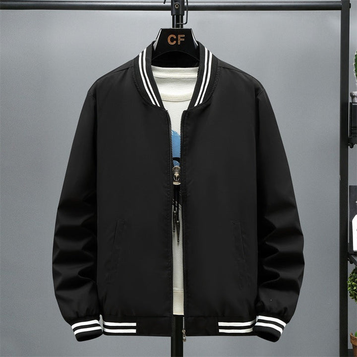 Stylische Herren Bomberjacke für Streetwear-Looks. Die modische Übergangsjacke mit Kontraststreifen ist perfekt für den Herbst.