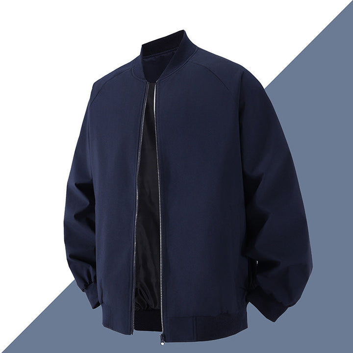 Nahaufnahme des strapazierfähigen Materials der grünen Herren Bomberjacke. Bequeme Jacke für jede Gelegenheit.