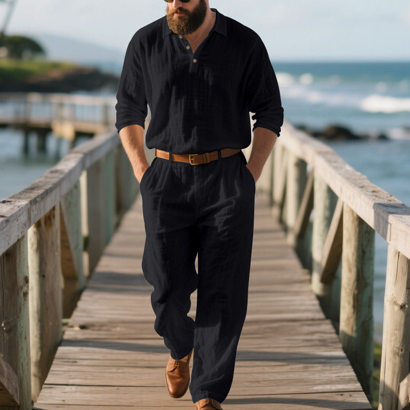 Trendiger Herren Zweiteiler: Stilvolles Poloshirt & bequeme Hose, perfekt als sportlich-elegantes Sommeroutfit.
