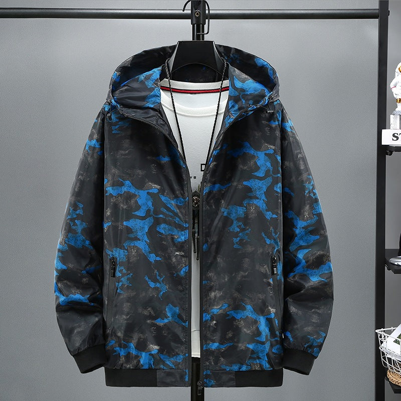 Detailaufnahme der Herren Kapuzenjacke: Stylisches Camouflage-Muster für Streetwear.