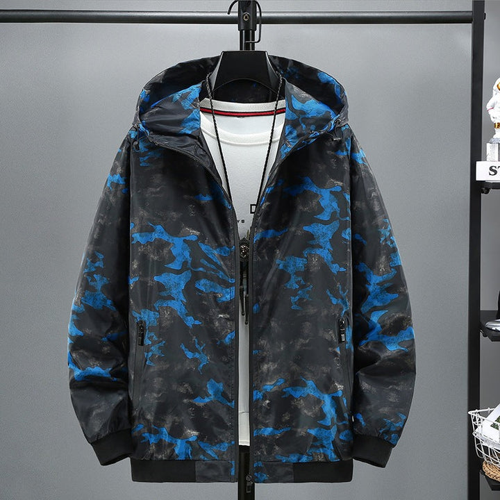 Detailaufnahme der Herren Kapuzenjacke: Stylisches Camouflage-Muster für Streetwear.